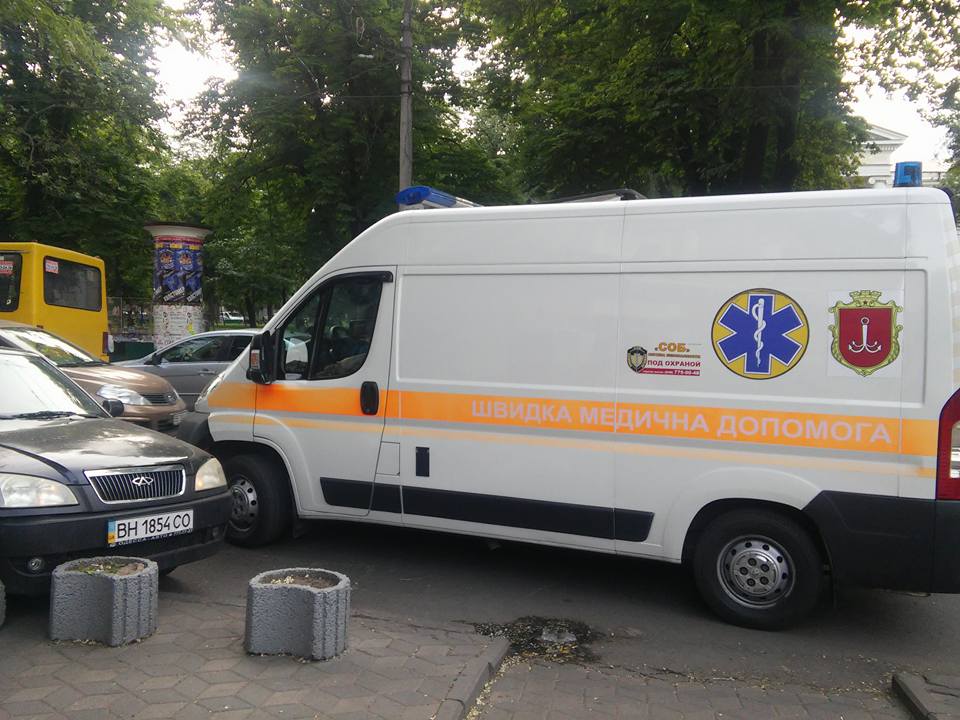 "Нешвидка" допомога: в Одесі за кермом автомобіля помер чоловік - фото 2