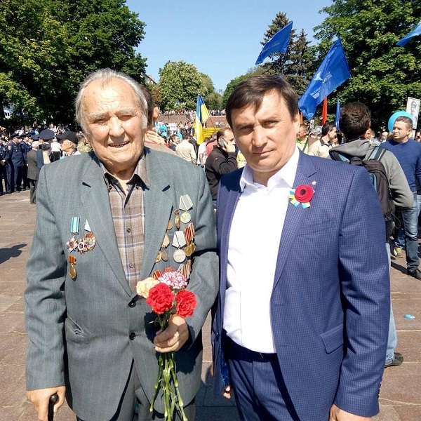 У Дніпропетровську найстарішого учасника Майдану вітають з ювілеєм - фото 1