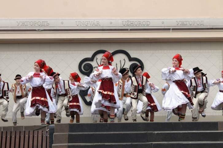 "Па" над парасолями: Як в Ужгороді "добивали" Міжнародний день танцю - фото 10