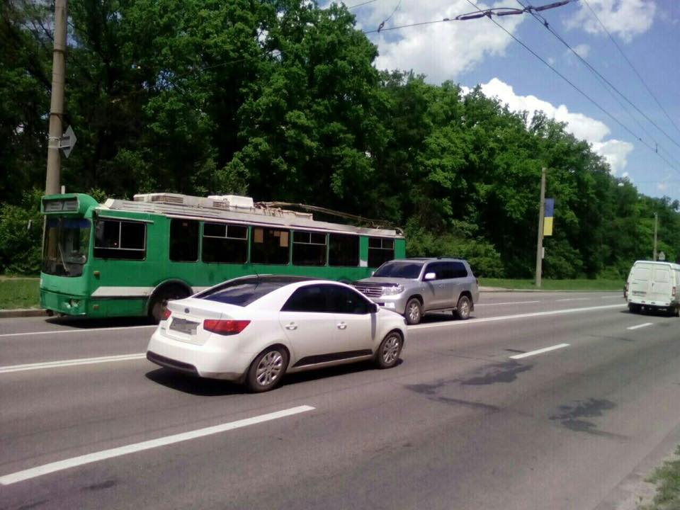 На Білгородському шосе тролейбус пробив легковик: постраждав чоловік - фото 1