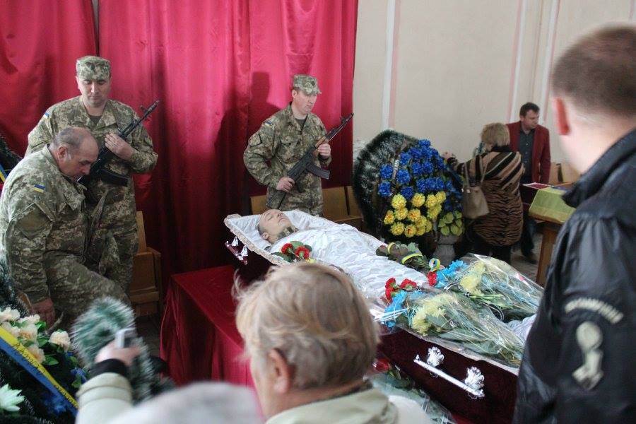 Всі стояли на колінах: у Бердичеві прощалися із загиблим під Авдіївкою воїном (ФОТО) - фото 4