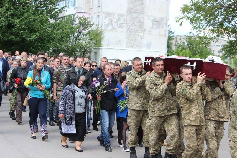 Всі стояли на колінах: у Бердичеві прощалися із загиблим під Авдіївкою воїном (ФОТО) - фото 3