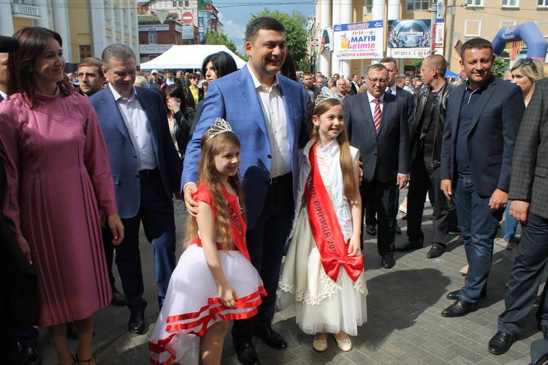 Вінничани влаштували фото-"флешмоб" з Гройсманом - фото 4 Вінничани влаштували фото-"флешмоб" з Гройсманом - фото 4