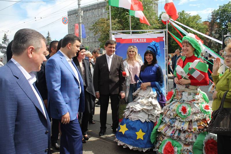 Вінничани влаштували фото-"флешмоб" з Гройсманом - фото 1 Вінничани влаштували фото-"флешмоб" з Гройсманом - фото 1