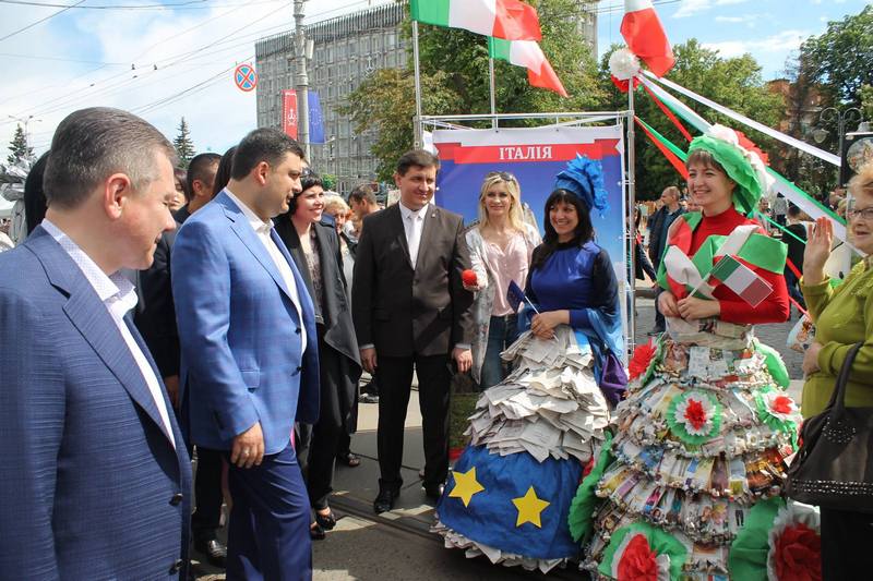 Вінничани влаштували фото-"флешмоб" з Гройсманом - фото 1