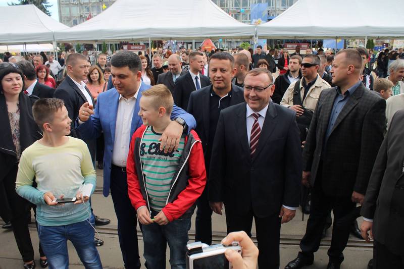 Вінничани влаштували фото-"флешмоб" з Гройсманом - фото 3 Вінничани влаштували фото-"флешмоб" з Гройсманом - фото 3