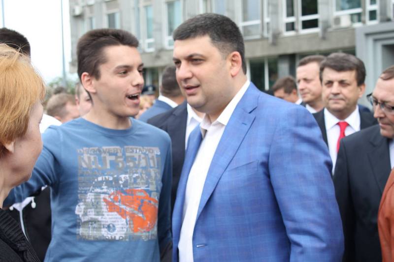 Вінничани влаштували фото-"флешмоб" з Гройсманом - фото 2 Вінничани влаштували фото-"флешмоб" з Гройсманом - фото 2