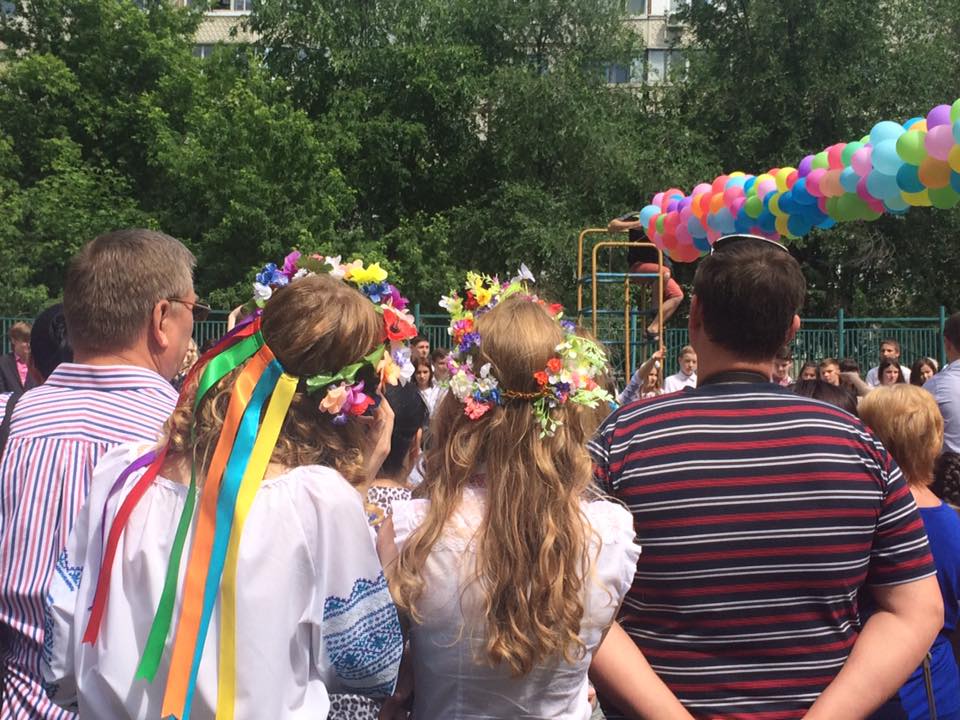 Харківські школярі масово прийшли на останній дзвоник у вишиванках  - фото 3