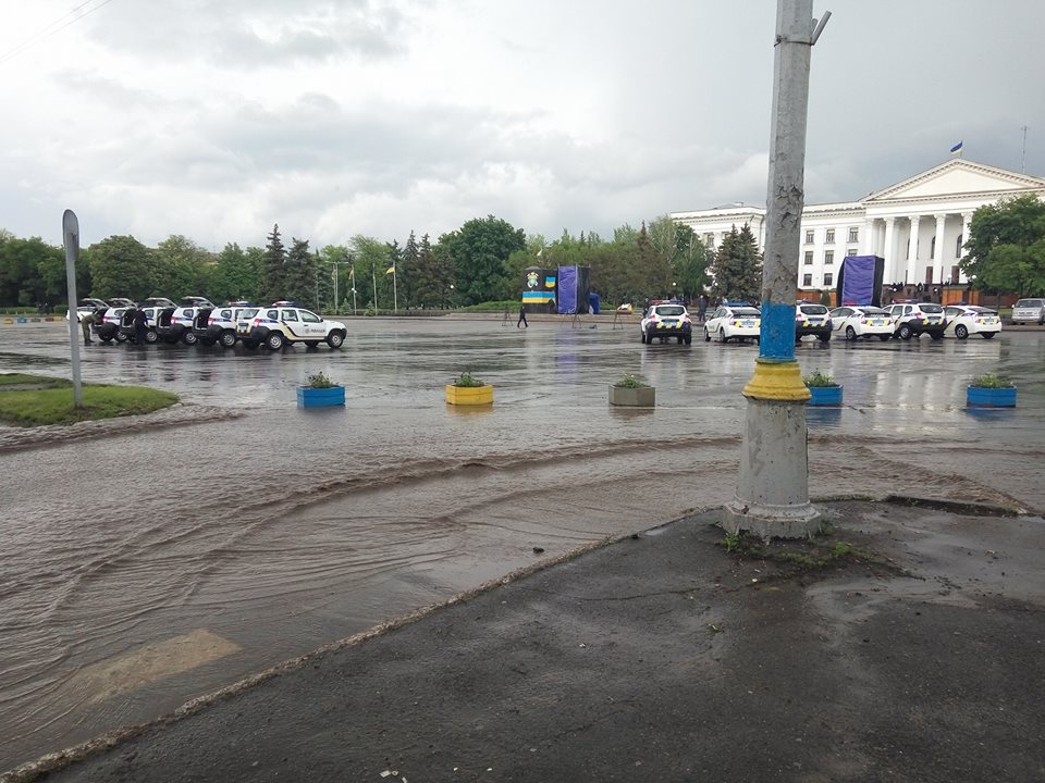 У Краматорську злива затопила площу, де зустрічатимуть Порошенка (ФОТО) - фото 1