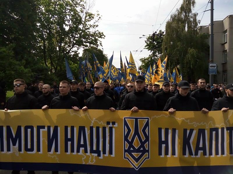 У Києві тисячі "азовців" рушили до Ради. Запалали шини (ХРОНІКА) - фото 2