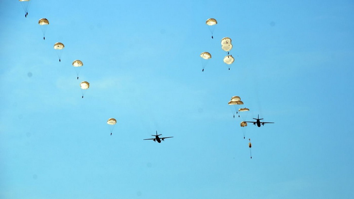 Дніпропетровські десантники вчилися захоплювати плацдарм з повітря - фото 1