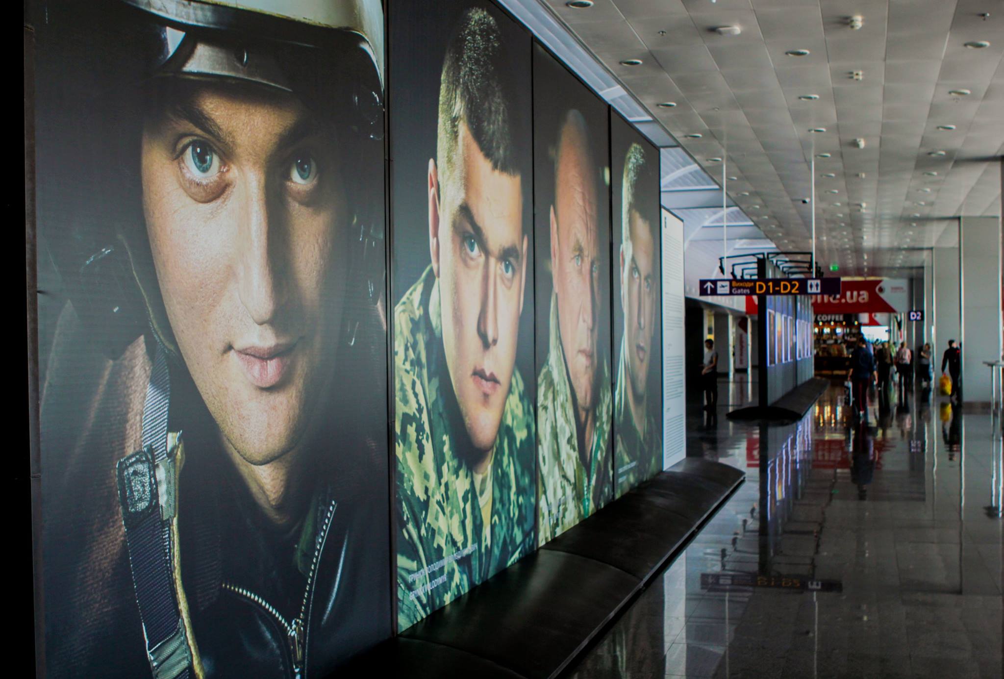 У аеропорті "Бориспіль" подорожучих зустрічають величезні фото українських бійців (ФОТО) - фото 4