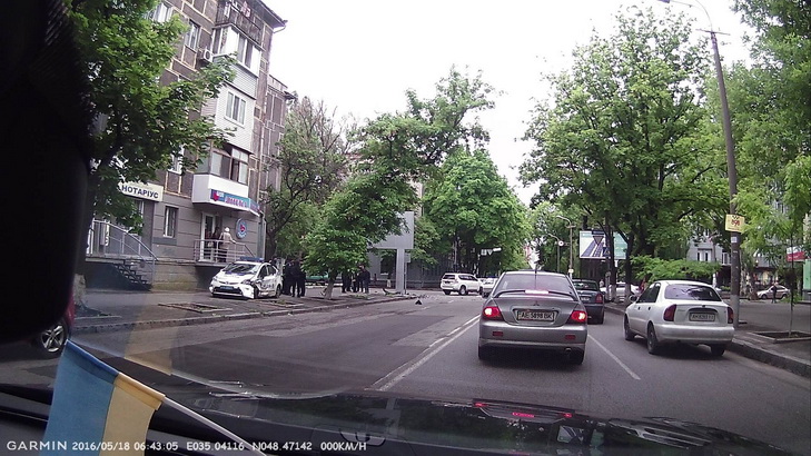 У Дніпропетровську патрульна автівка зіткнулася з позашляховиком - фото 2