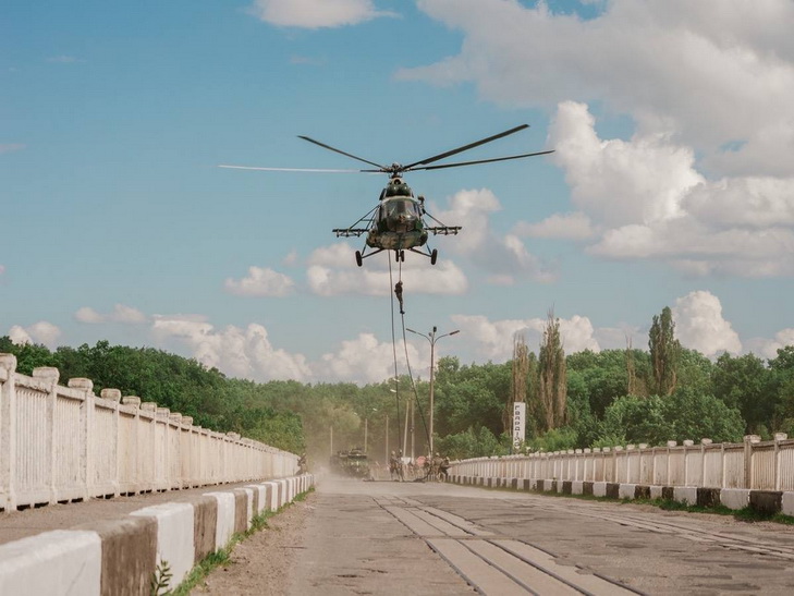 На Дніпропетровщині десантники з гелікоптера захопили міст - фото 1