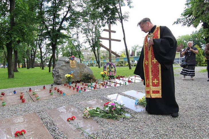 У Дніпропетровську на Алеї Небесної Сотні встановили меморіальні плити бійцям АТО - фото 1