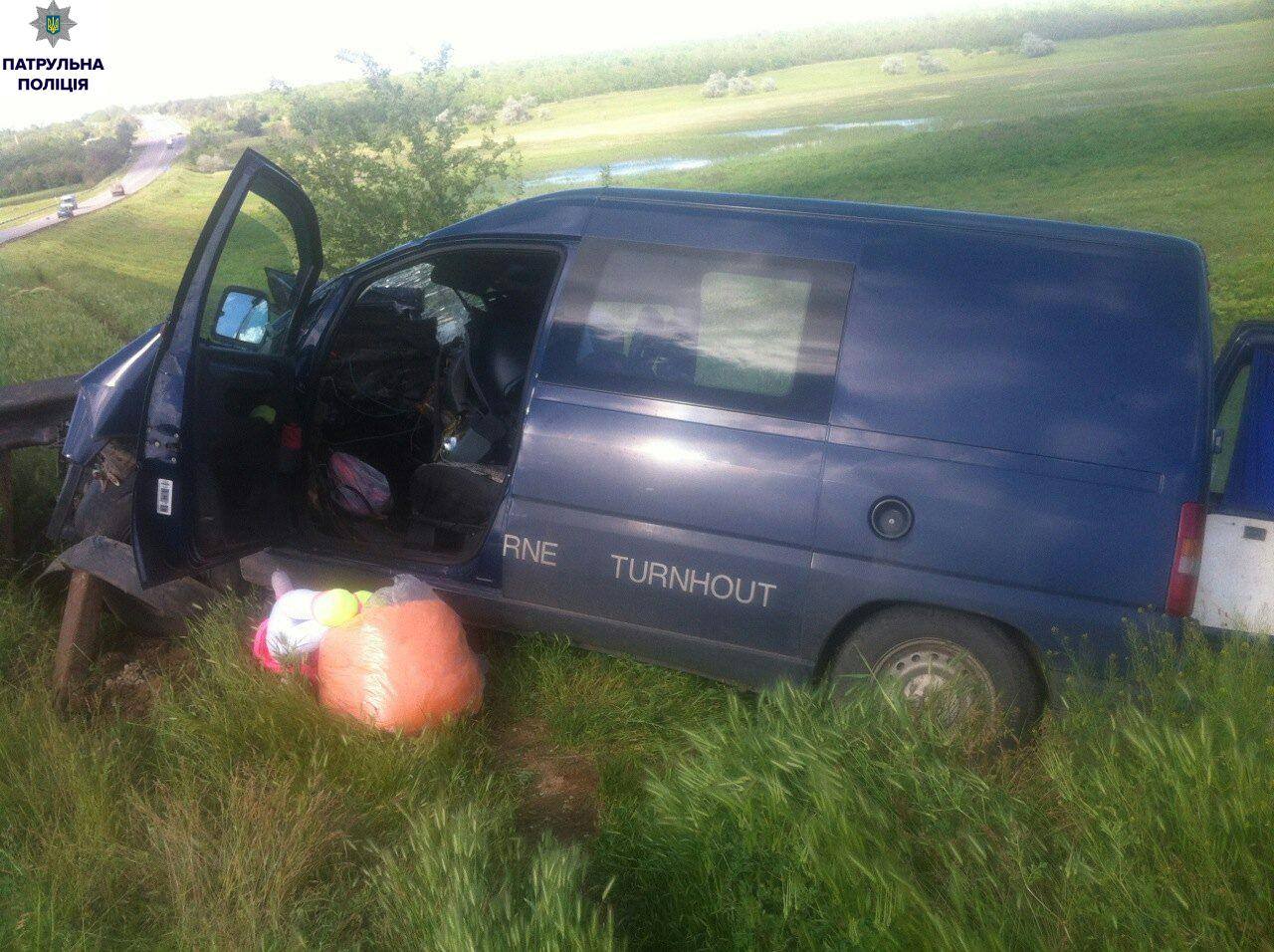 На Миколаївщині перевтомлений водій врізався в дорожню опору (ФОТО)
