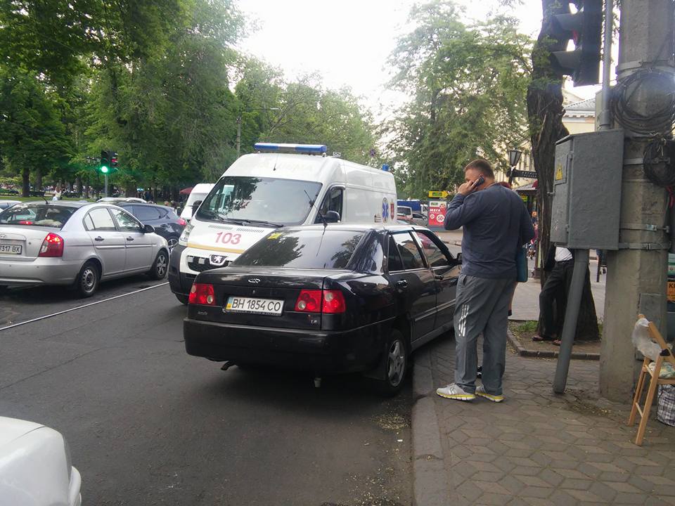 "Нешвидка" допомога: в Одесі за кермом автомобіля помер чоловік - фото 1