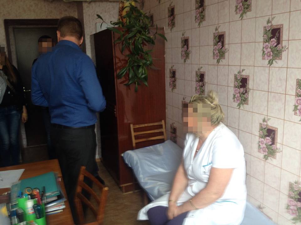 У Харкові затримали лікарку-хабарницю, яка вимагала 800 доларів з інваліда - фото 2