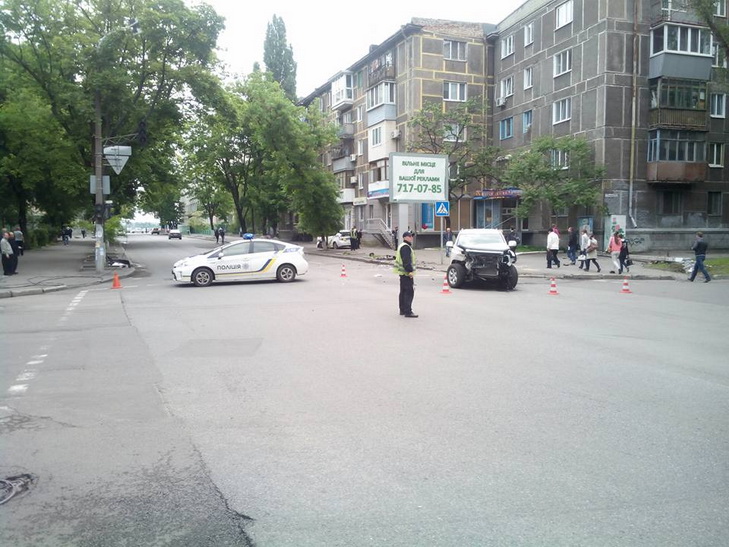 У Дніпропетровську патрульна автівка зіткнулася з позашляховиком - фото 1