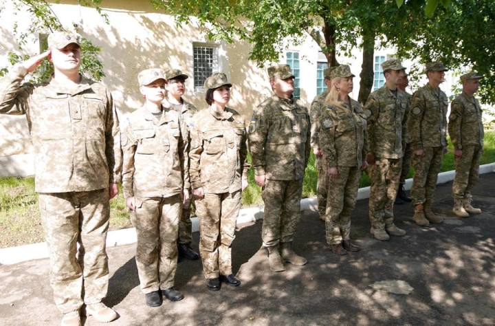В Ужгороді зустріли 19 бійців, які повернулися з зони АТО - фото 1