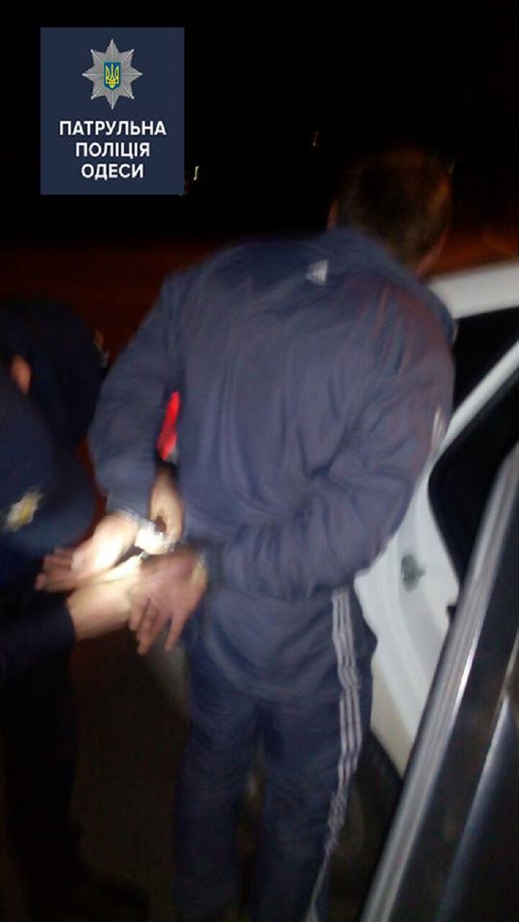 В Одесі пограбували АЗС та взяли у заручники касира - фото 2