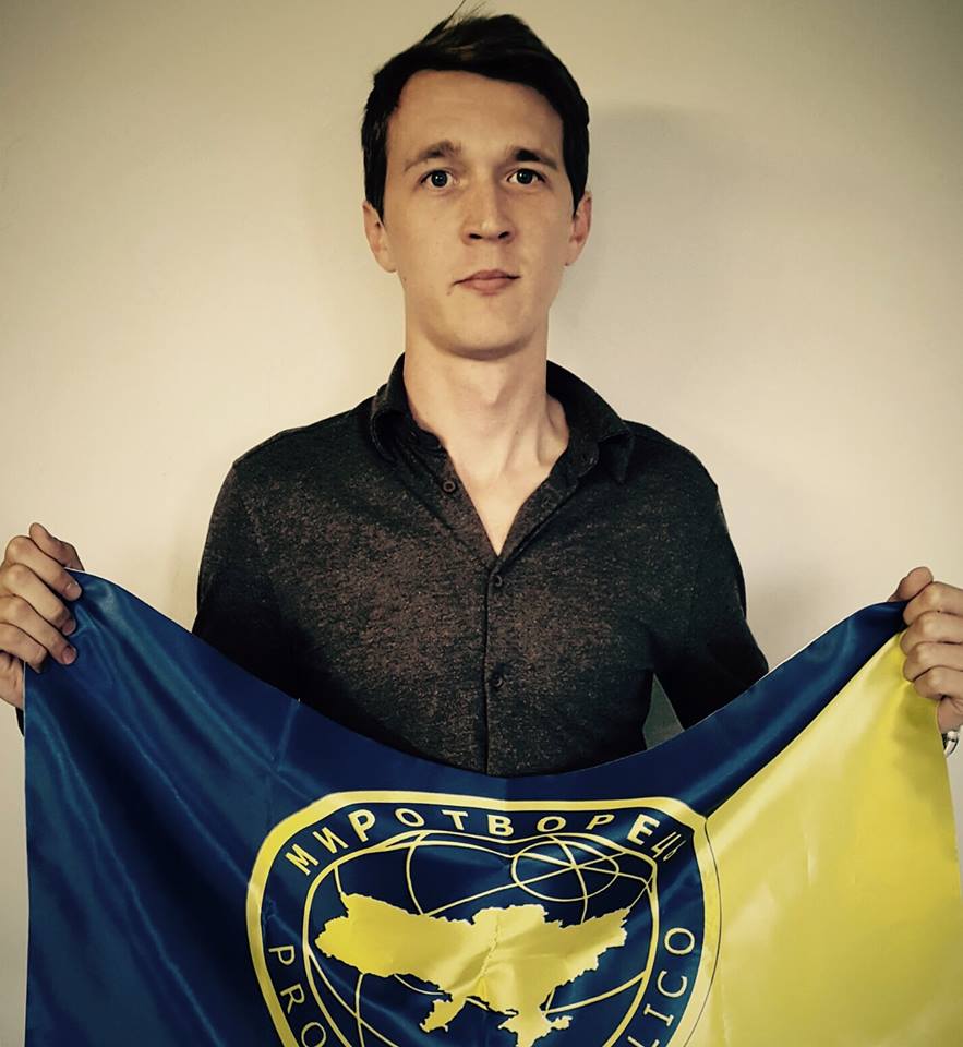 Відомий запорізький блогер сфотографувався з прапором "Миротворця" на знак підтримки - фото 1