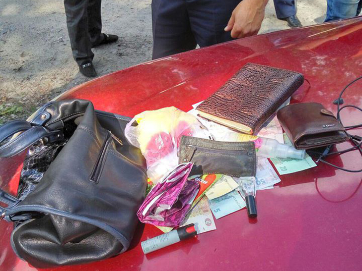 Сумські "копи" затримали кримінальну "трійцю", яка вкрала дамську сумочку в Тростянецькому районі - фото 1