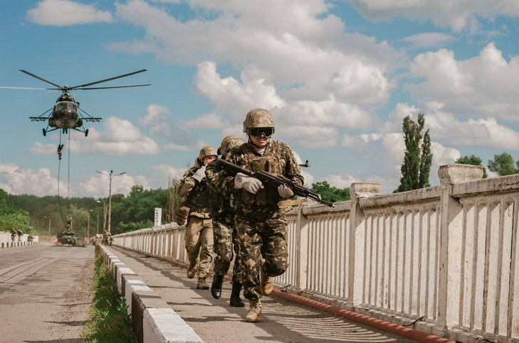 На Дніпропетровщині десантники з гелікоптера захопили міст - фото 2