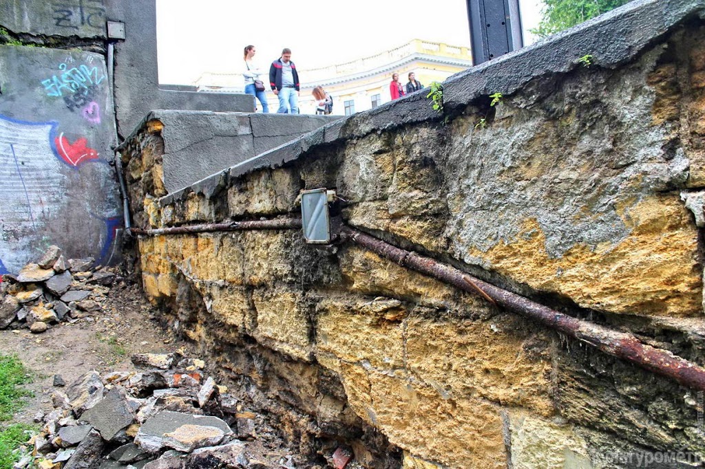 Під час ремонту Потьомкінських сходів Одеси оголили цеглини позаминулого століття - фото 1