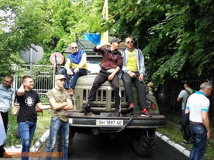 Одеські "правосеки" блокують суд військовою автівкою - фото 5