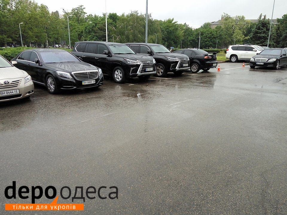 Депутати облради Одещини приїхали на сесію на автівках з "жирними" номерами  - фото 1