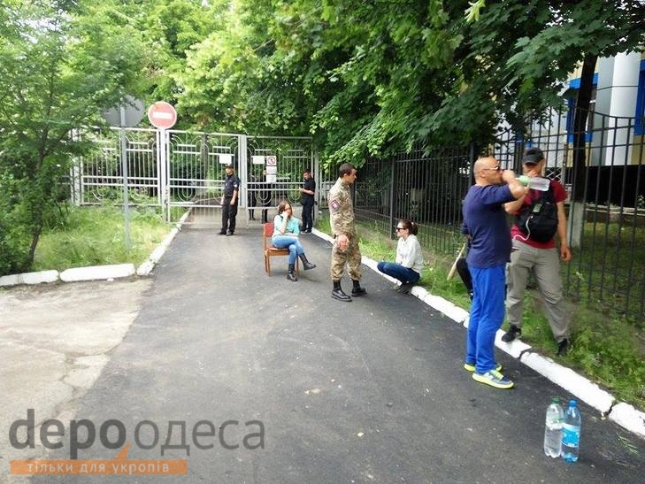 Одеські правосеки не випускають підсудного у справі "2 травня" з будівлі суду - фото 3