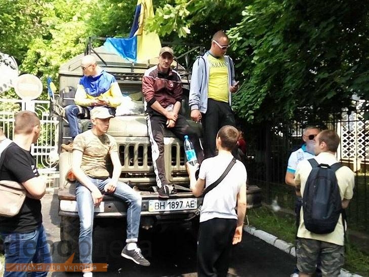Одеські "правосеки" блокують суд військовою автівкою - фото 6