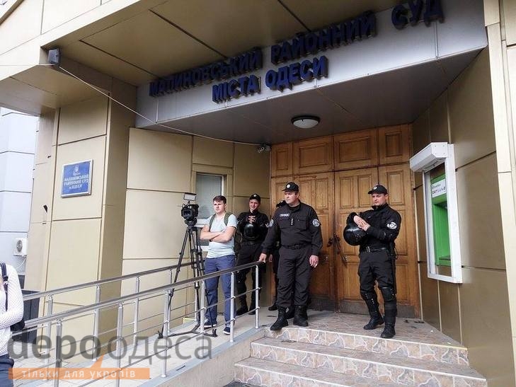 Одеські правосеки не випускають підсудного у справі "2 травня" з будівлі суду - фото 1
