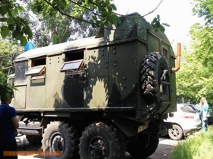 Одеські "правосеки" блокують суд військовою автівкою - фото 2