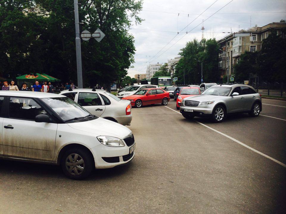Активісти в центрі Харкова перекрили проспект - фото 1
