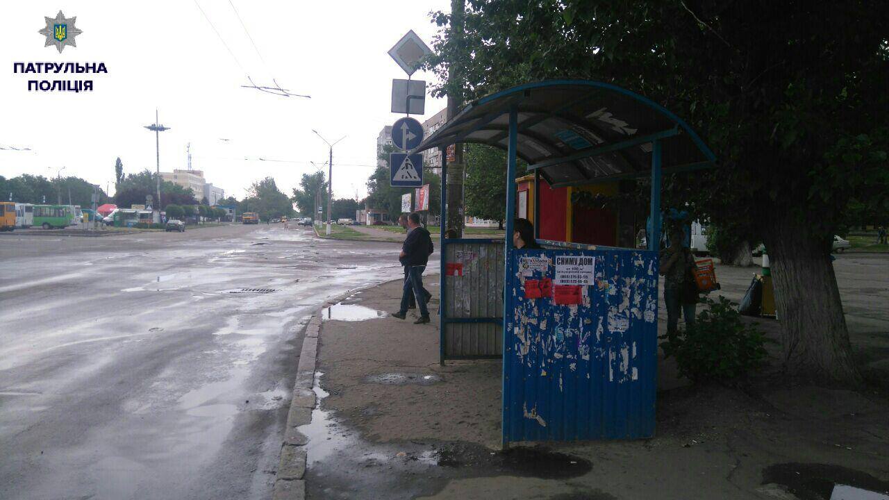 Миколаївці через неправильно встановлену зупинку загрожують потрапити під колеса 