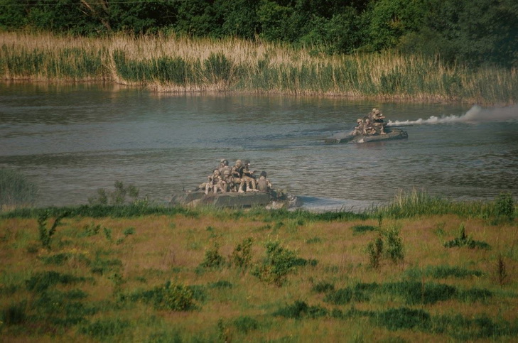 На Дніпропетровщині десантники з гелікоптера захопили міст - фото 4