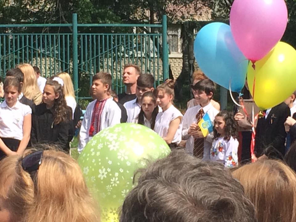 Харківські школярі масово прийшли на останній дзвоник у вишиванках  - фото 2