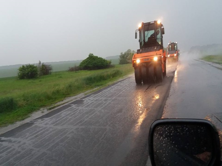 На Кіровоградщині дорожники асфальтували трасу в скажену зливу  - фото 1
