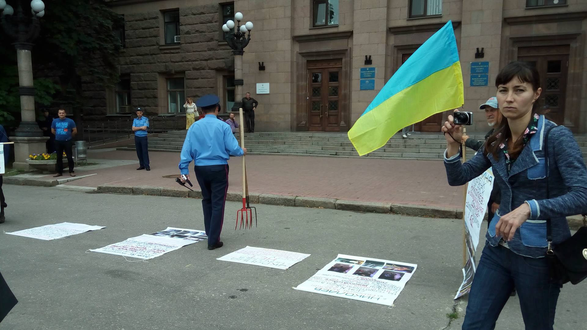 У Миколаєві працівники "будок" прийшли під міськраду з вилами та сміттєвими баками - фото 8