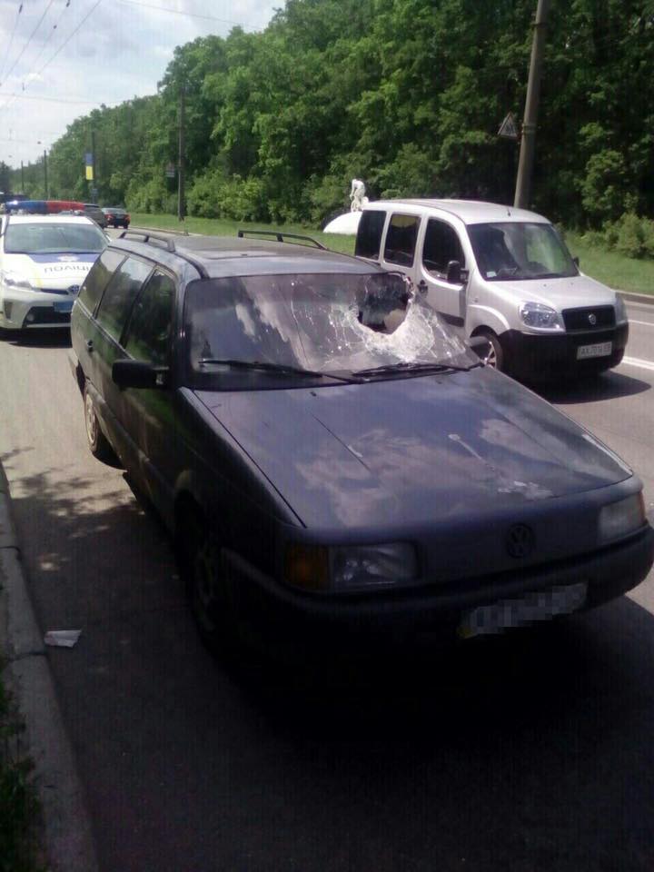 На Білгородському шосе тролейбус пробив легковик: постраждав чоловік - фото 2