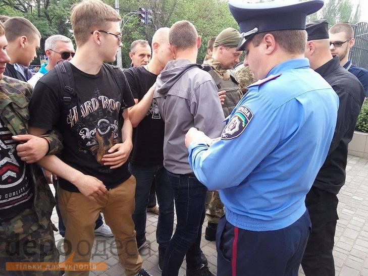 В Одесі до активістів вийшов співробітник поліції з проханням пропустити підсудних - фото 1