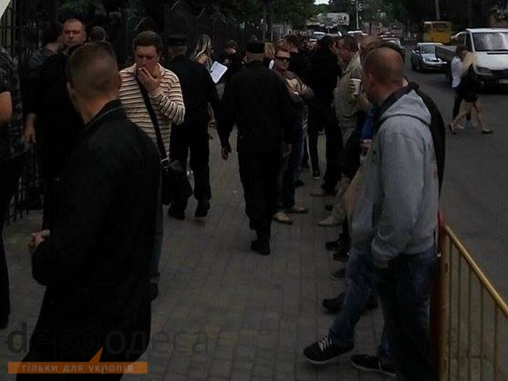 Одеські правосеки не випускають підсудного у справі "2 травня" з будівлі суду - фото 4