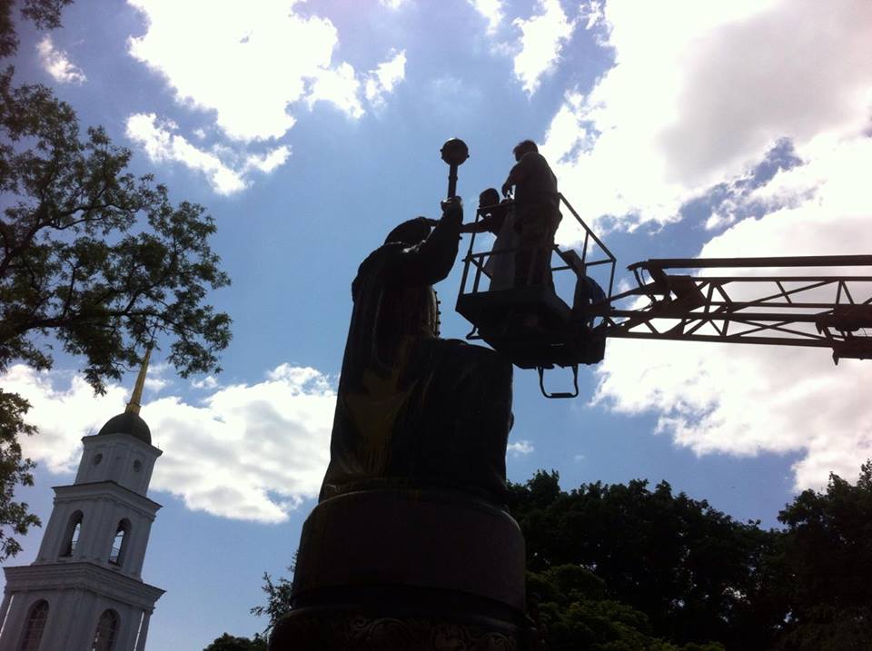 Полтавські активісти відмивають облитий фарбою пам'ятник Мазепі - фото 7