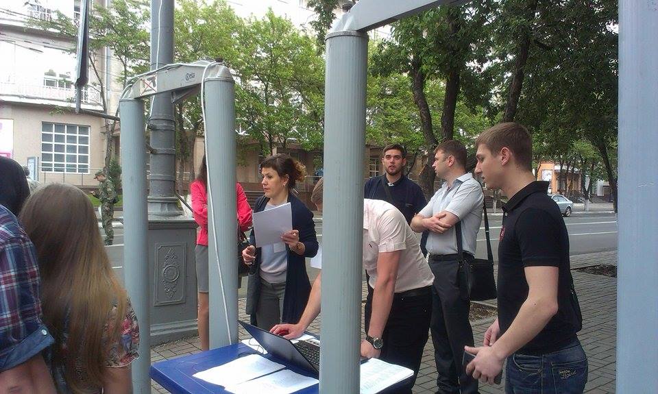 Маріуполь перекрили блокпостами, металошукачами та технікою через Гройсмана (ФОТО) - фото 4