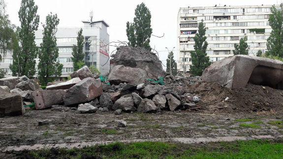 Нарешті: пам'ятник чекістам в Києві перетворили на руїни  - фото 3