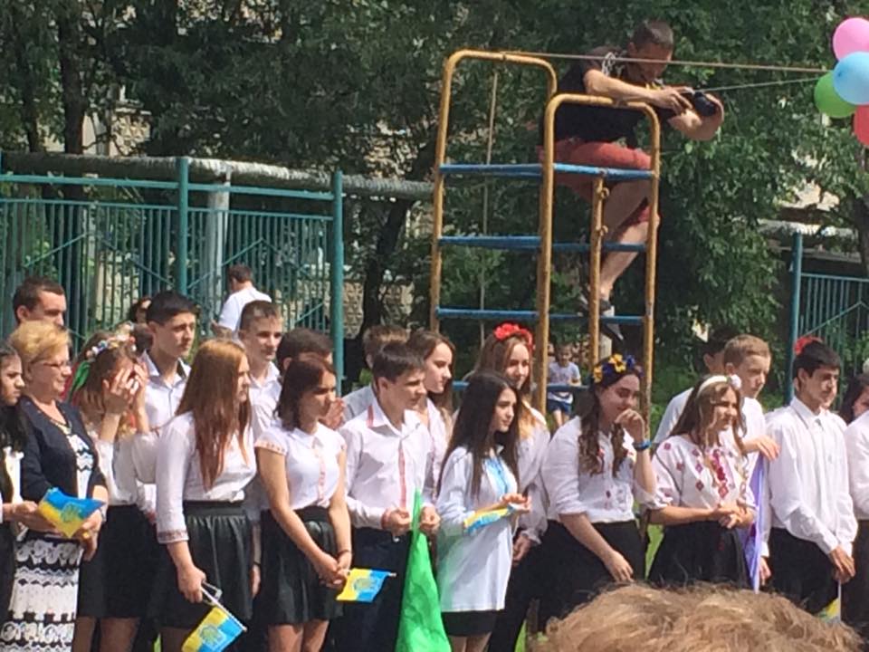 Харківські школярі масово прийшли на останній дзвоник у вишиванках  - фото 1
