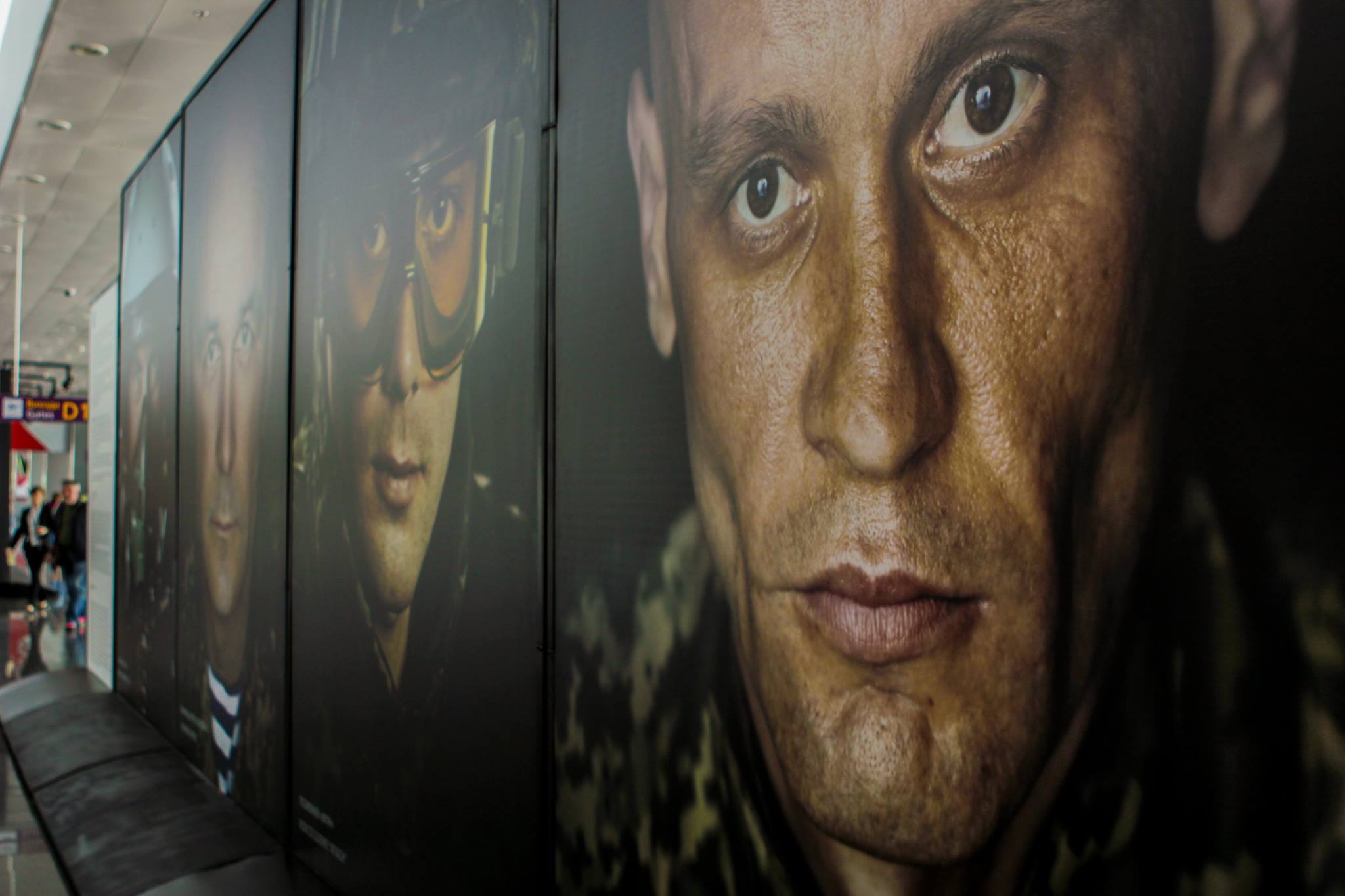 У аеропорті "Бориспіль" подорожучих зустрічають величезні фото українських бійців (ФОТО) - фото 3