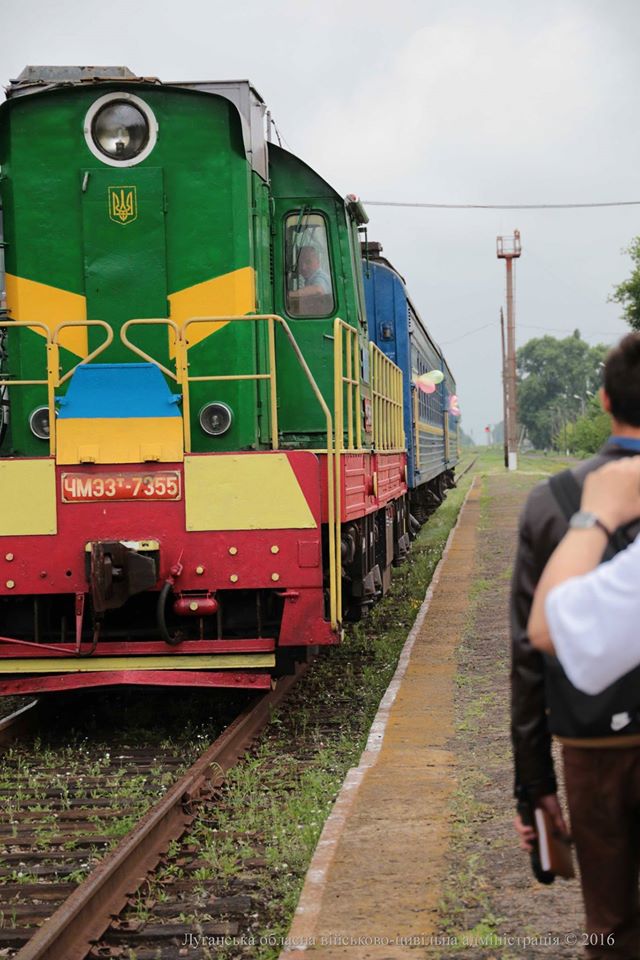 На Луганщині відновлений приміський поїзд зв'язав п'ять районів (ФОТО) - фото 1